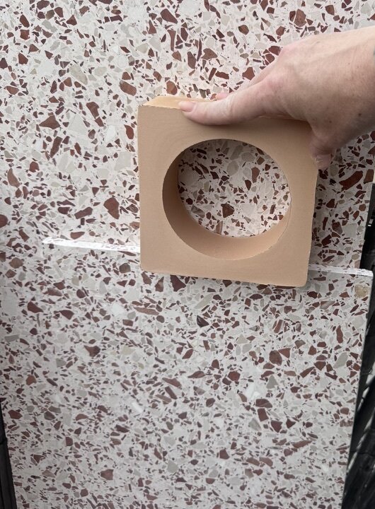 Materialdetail, Terrazzo-Muster in der Hand auf der Baustelle