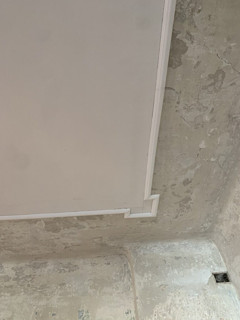Weiße Stuckleiste auf rohem Putz, Baustelle von Maison LAROGY