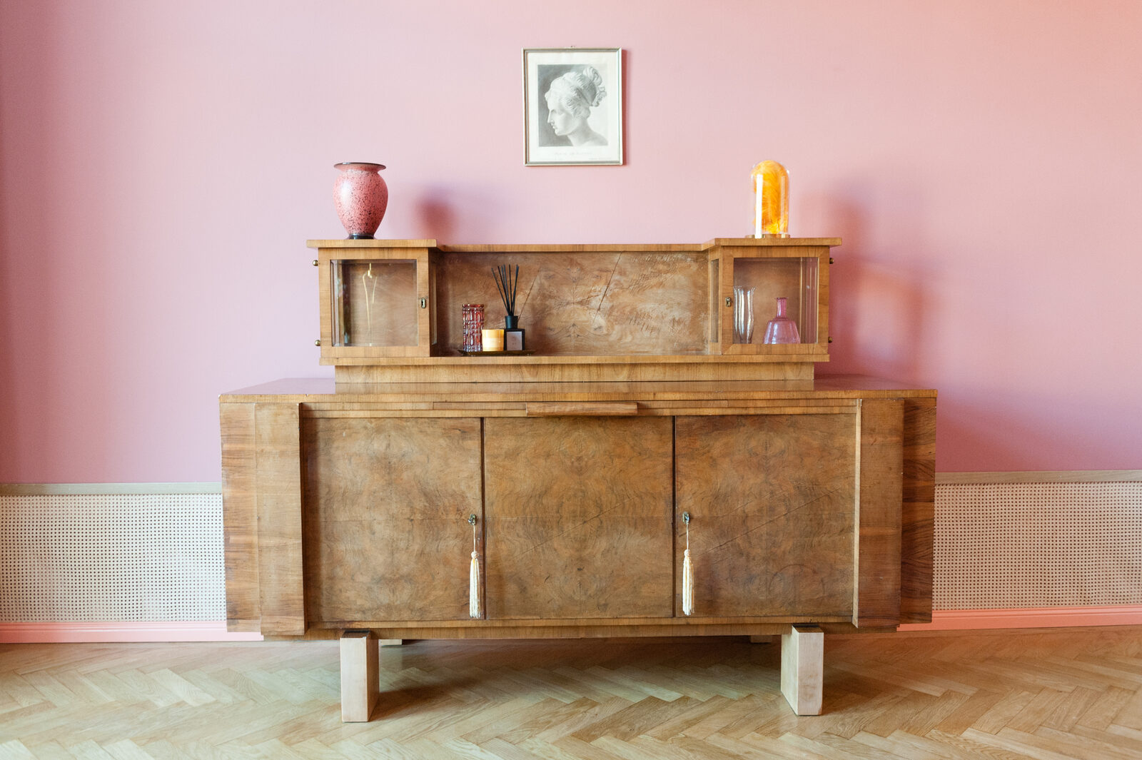 Vintage-Sideboard vor rosa Wand, Fundstück von LAROGY