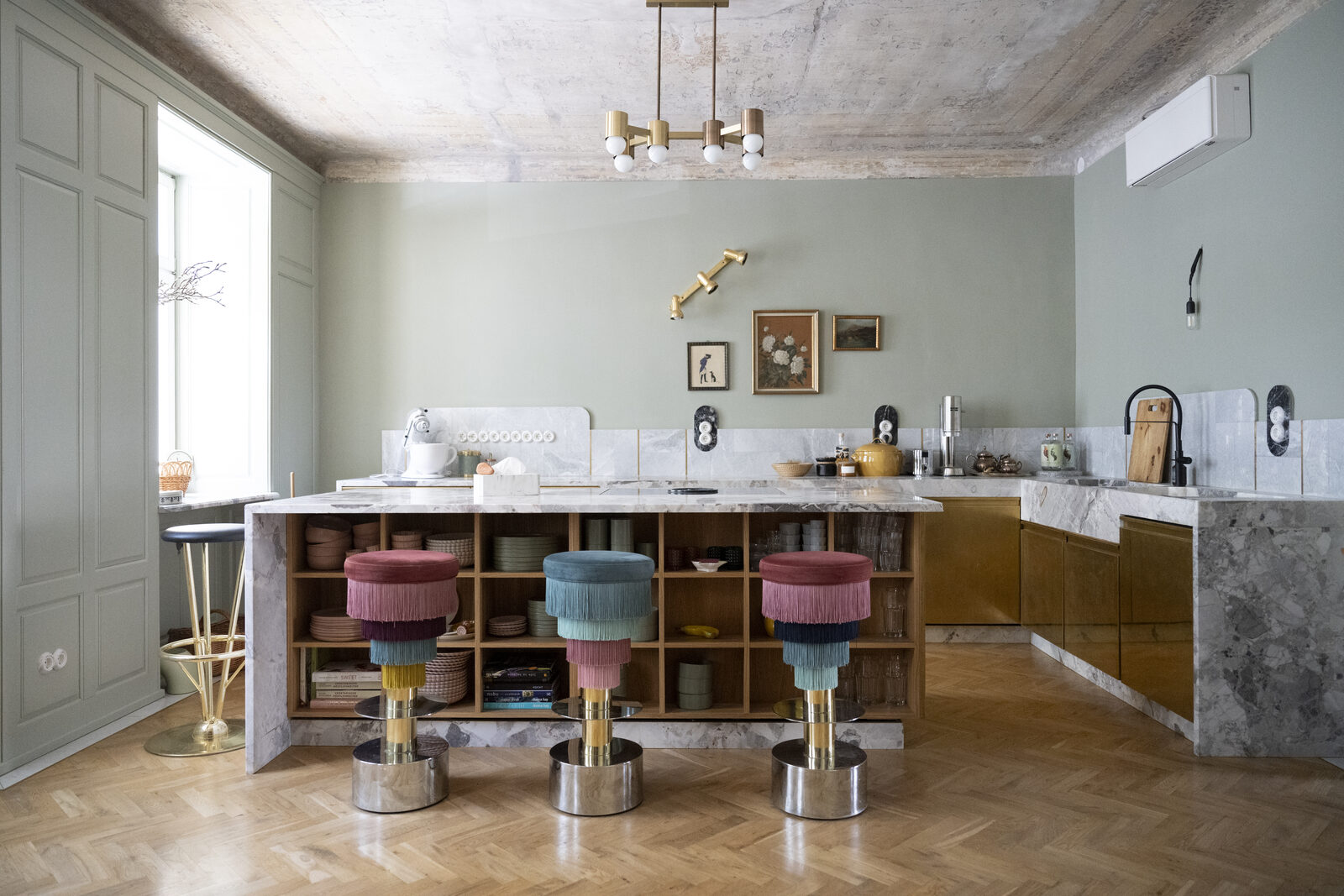 Küche im LAROGY Showroom, Marmor und Wiener Kaffeehausstühle